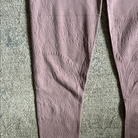 Lululemon reveal crop 21 “Zen Expression, size 12 dusty rose colored. - Picture 8 of 8